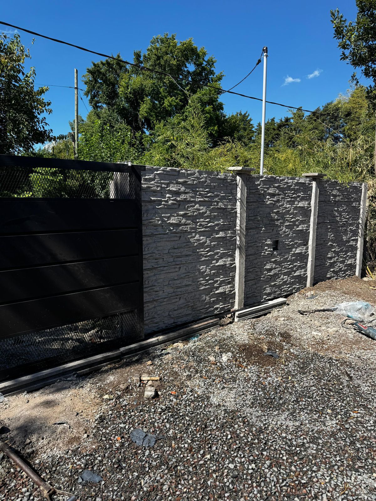 Muro premoldeado con portón instalado