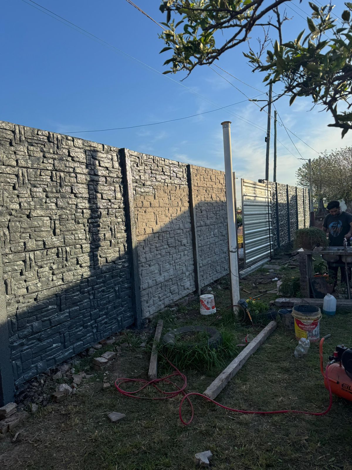 Instalación de muro premoldeado en proceso